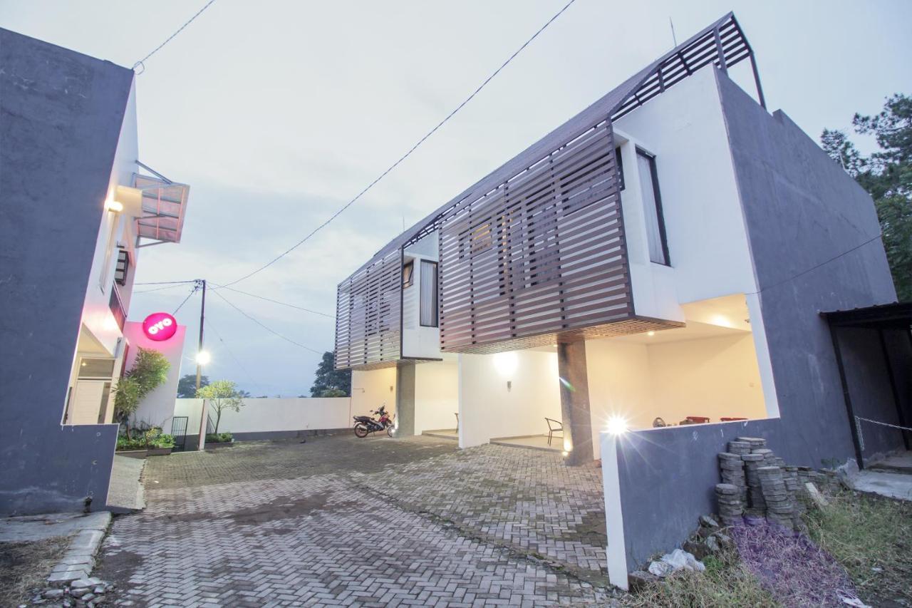 Oyo 396 Tibrae Residence Syariah Лембанг Екстериор снимка