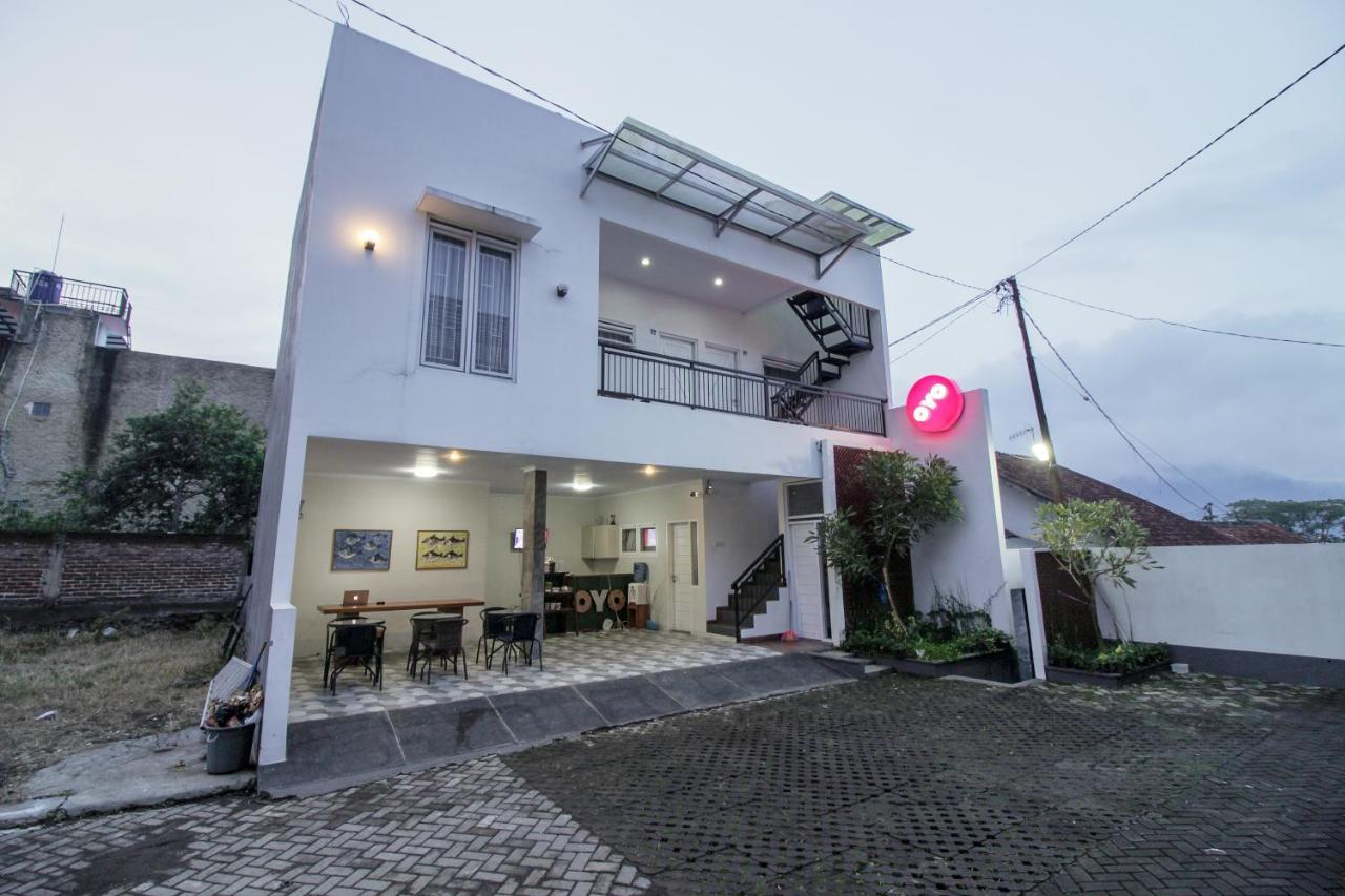 Oyo 396 Tibrae Residence Syariah Лембанг Екстериор снимка
